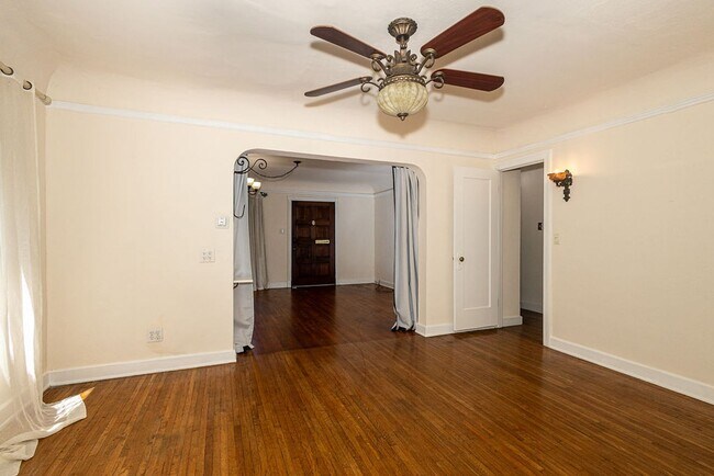 Building Photo - Warm & Welcoming Home Near Melrose with Room to Live, Work & Create