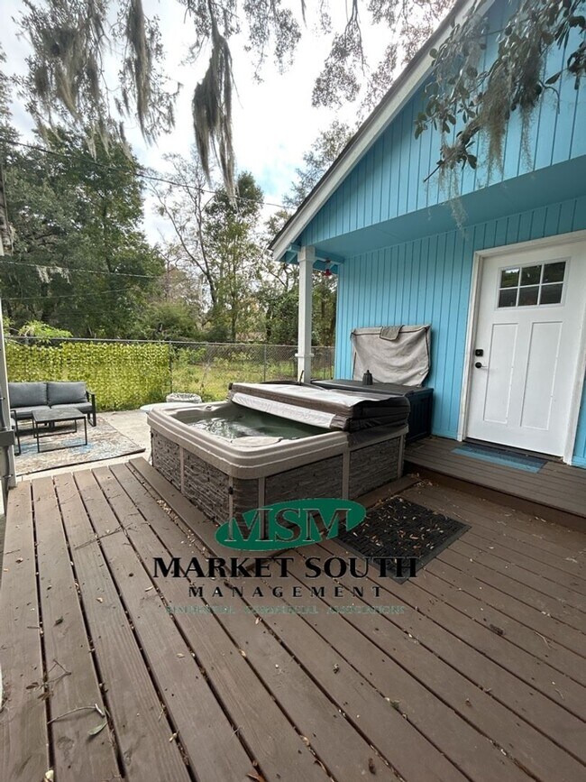 Building Photo - **APPLICATION PENDING!** Fully Furnished H...