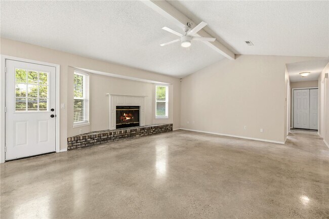 Building Photo - 2146 Loren Cir