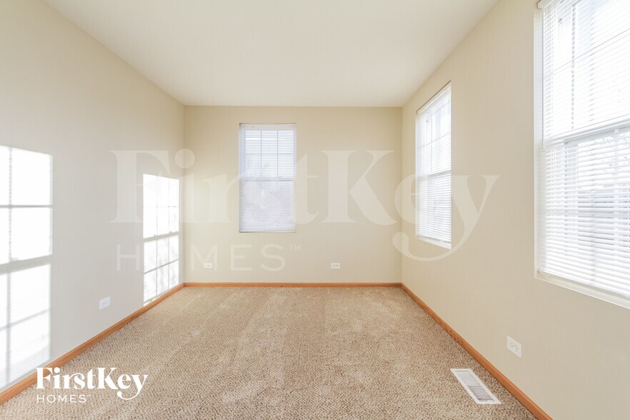 Building Photo - 1033 Four Seasons Blvd