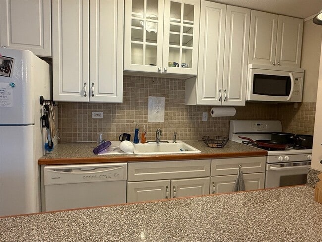 Building Photo - 2 Hawthorne Pl