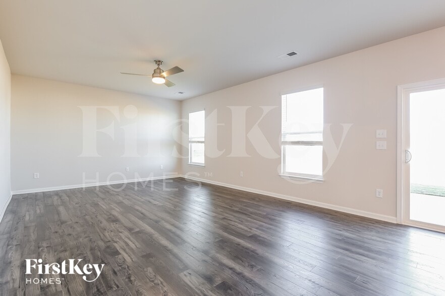 Building Photo - 1104 Mission Hill Ln