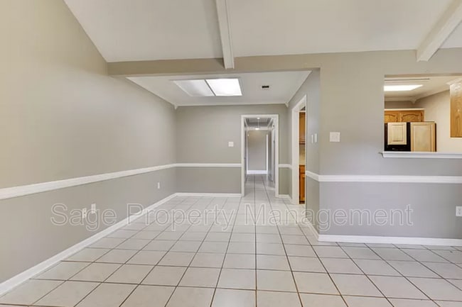 Building Photo - 5365 Sleepy Hollow Dr