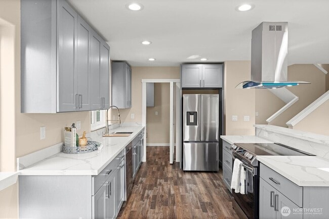 Building Photo - 6423 Ellis Ave S