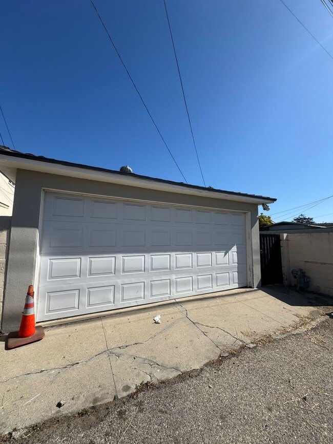 Building Photo - Large 4 bedroom 2 Bathroom for rent