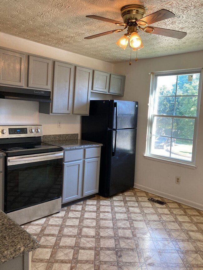 Building Photo - Spacious 3-bedroom, 2-bathroom townhouse available in Edgewood, MD.