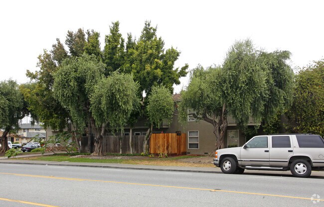 Building Photo - 165 Monroe St