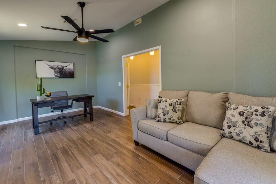 Building Photo - 2730 E Terrace Ave