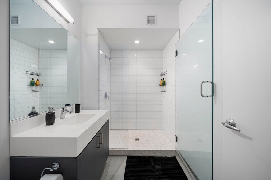 Building Photo - 347 S Clark St