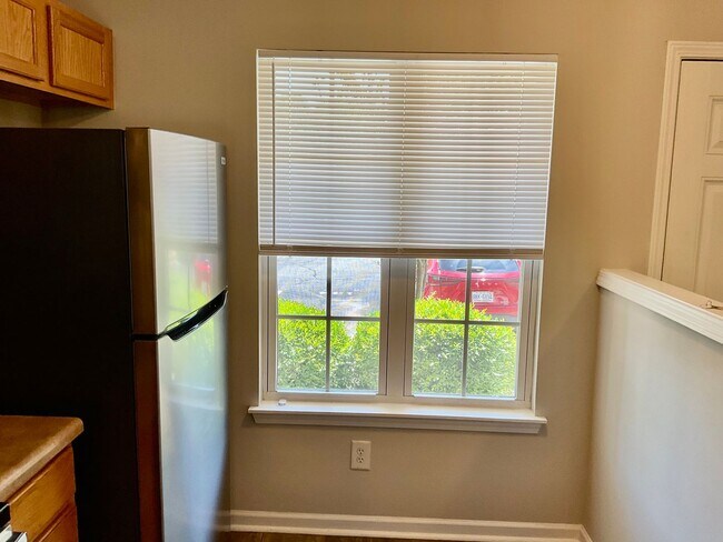 Building Photo - Townhome with 2 Bedrooms, 2.5 Baths