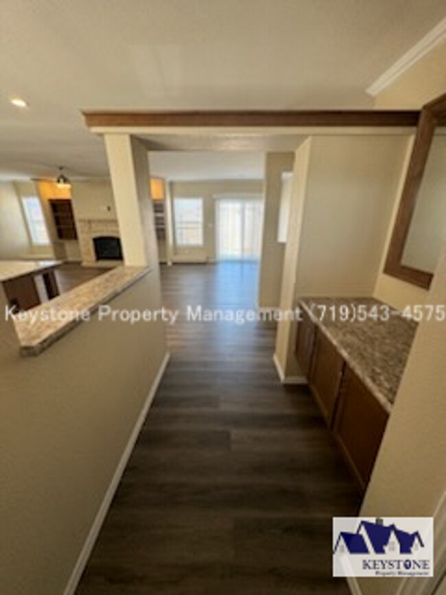 Building Photo - Upscale, Modern 4 Bedroom/2 Bathroom/2 Car...