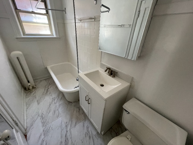 Building Photo - 915 W Oakdale Ave