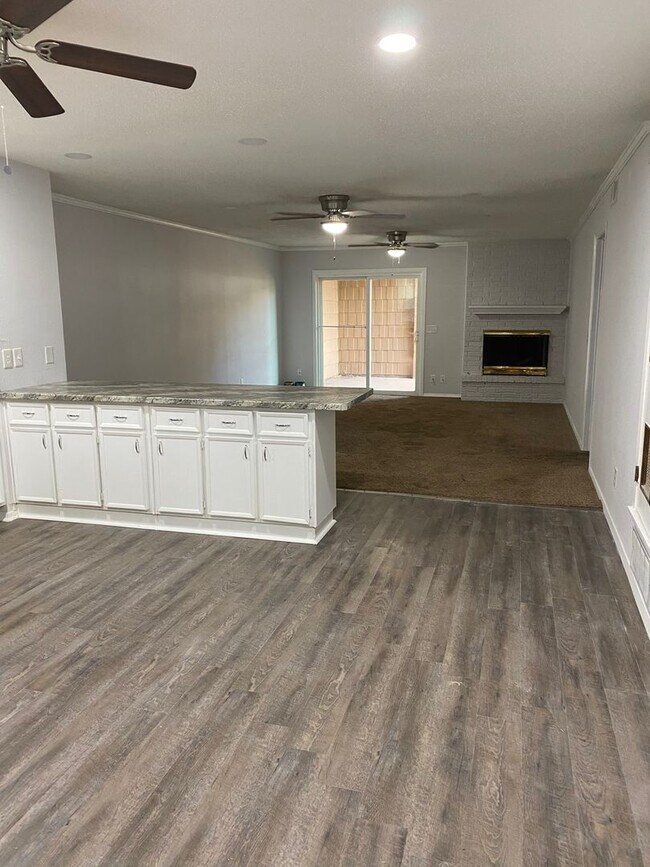 Building Photo - Spacious 4 Bedroom, 2 Bathroom over 1700 sqft. Duplex in Westridge!