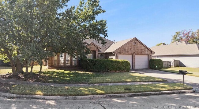 Building Photo - Located in a cul-de-sac, this 3 bedroom, 2 bath, 2 car garage home boasts over 2000 sq ft and a g...