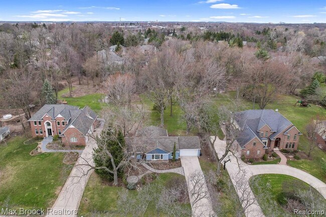 Building Photo - 2905 W Hickory Grove Rd