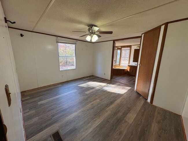 Building Photo - Spacious singlewide on private lot!