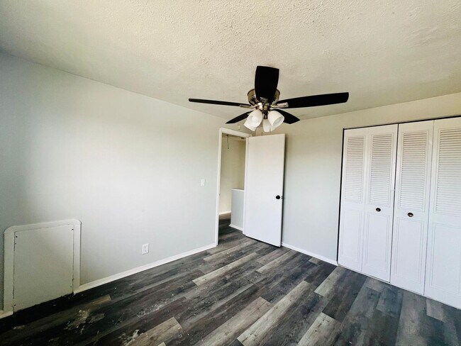 Building Photo - 5970 Glenway Dr