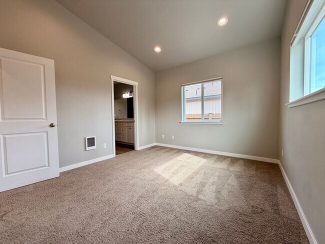 Building Photo - GORGEOUS LA PINE HOME! LARGE FENCED YRD, PELLET STOVE, UPGRADED KITCHEN & MORE!!