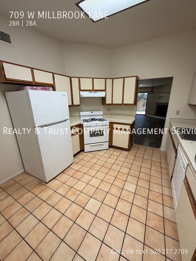 Building Photo - 709 W Millbrook Ln