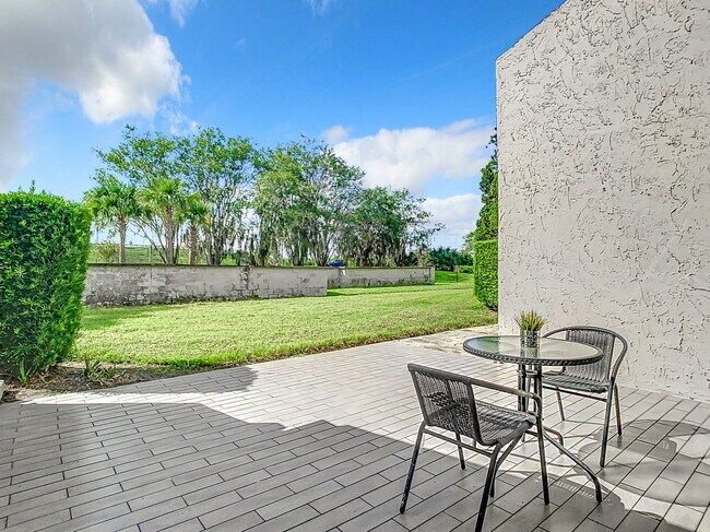 Building Photo - Vineland Road, Orlando, FL 32811 - 2 BR 2.5 BA townhouse