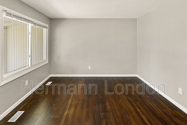 Building Photo - 2365 N Pointe Ln