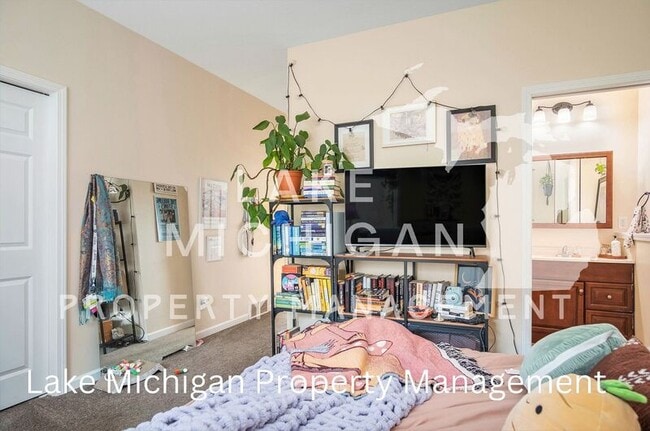 Building Photo - 1460 Michigan St NE