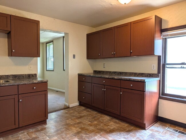 Building Photo - 2 Bedroom Lower Duplex In Green Bay