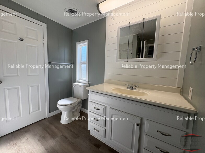 Building Photo - 770 Stevens Dr