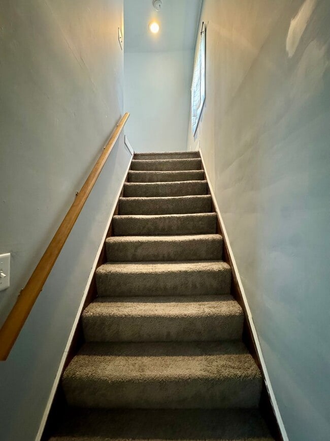 Building Photo - Open Concept 3 Bed 1.5 Bath in Swissville!