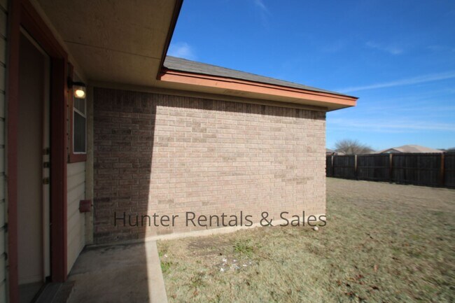 Building Photo - 2 Bedroom Townhome Ready For You!