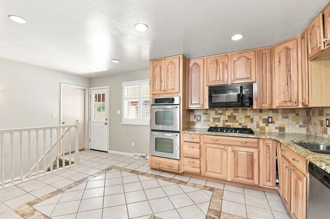 Building Photo - Outstanding Ranch Style home in Arvada!