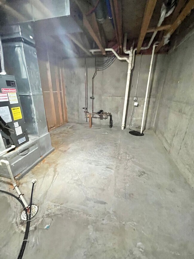 Building Photo - Spacious 4 Bed/3 Bath Twinhome in Brandon!