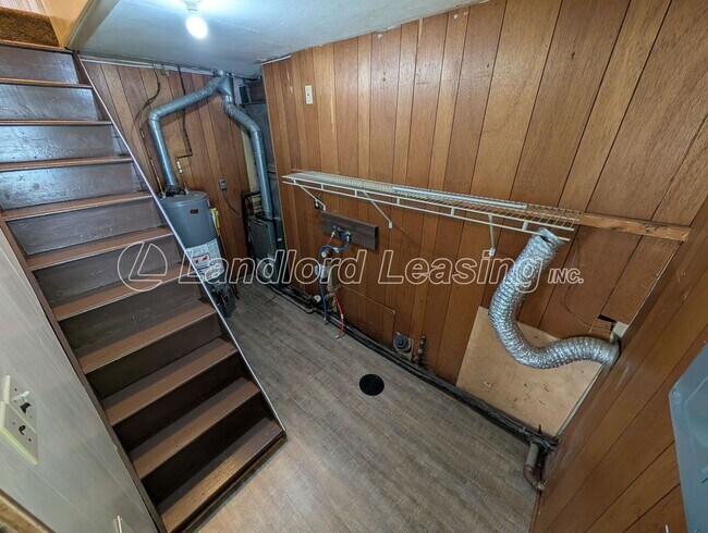 Building Photo - Quaint 3 Bedroom Home with Garage.