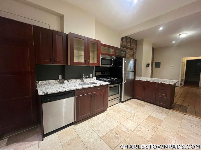 Building Photo - 28 Parker St