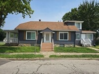 Building Photo - large three bedroom house with extra livin...