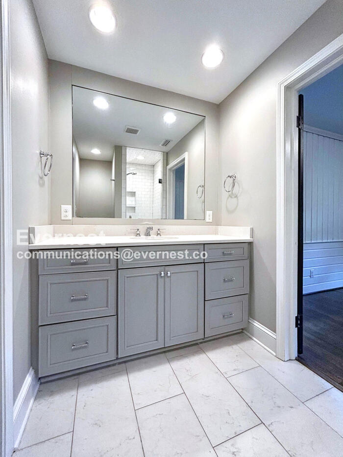 Building Photo - 950 Marguerite Dr