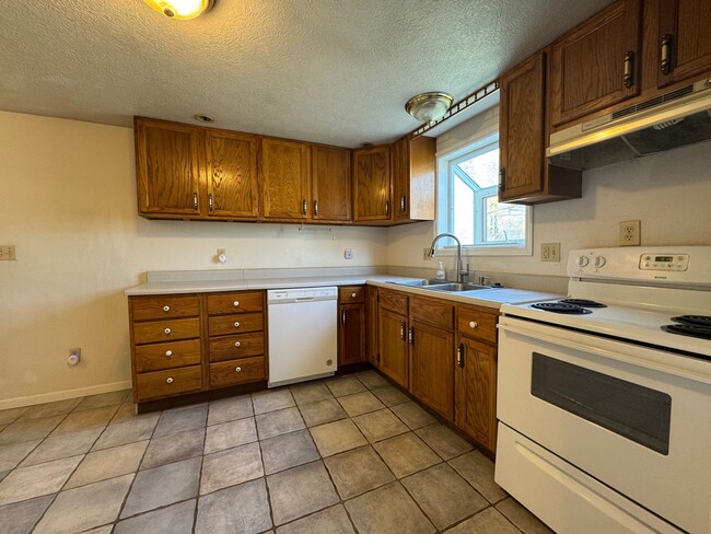 Building Photo - Cozy 2 Bedroom 1 Bathroom Home Nestled in ...