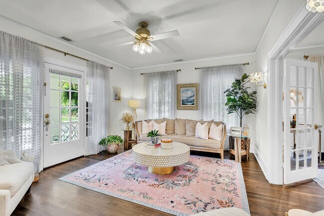 Building Photo - Completely Renovated Charming - 3 bedroom 2 bathroom home - 1108 Bonventure Rd, Savannah GA