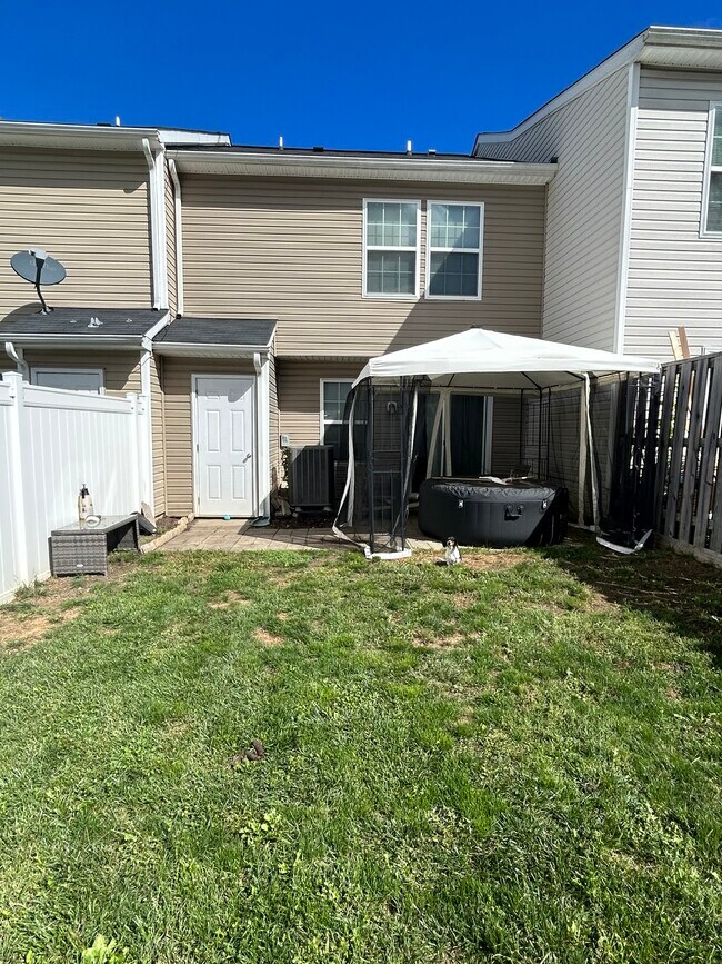 Backyard with storage closet - 70 Fast View Dr