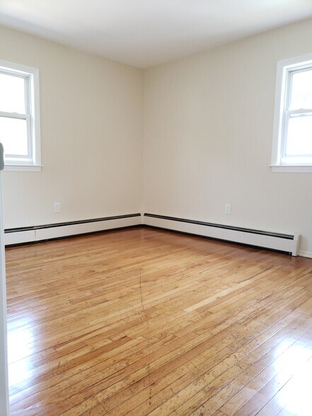 Building Photo - 236 Thompson Pl