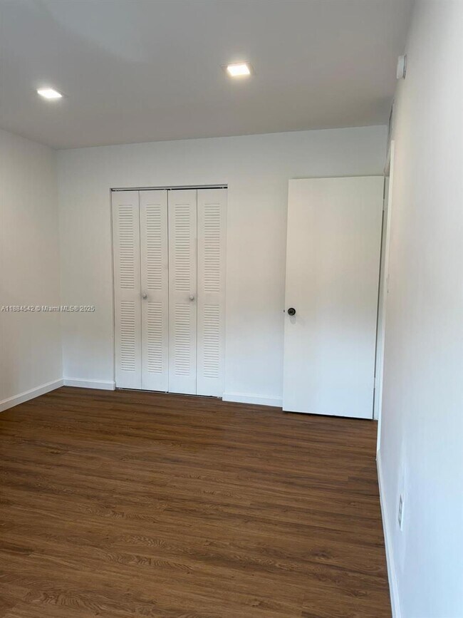 Building Photo - 10794 N Kendall Dr