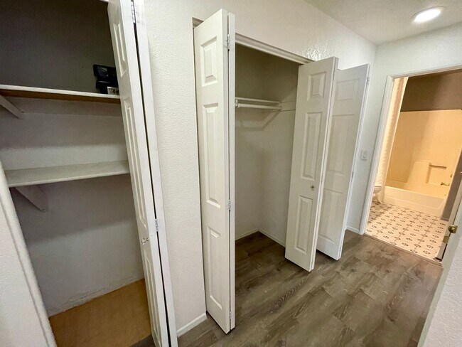 Building Photo - Great 1 Bedroom Condo in the Roadhaven Condos Gated Community!