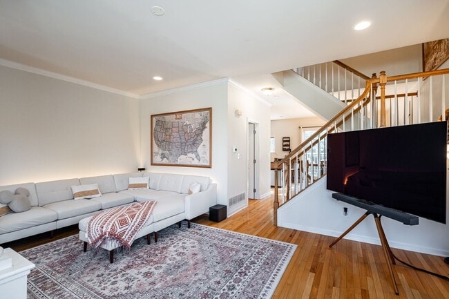 Building Photo - Live steps from Lake Michigan in this spac...