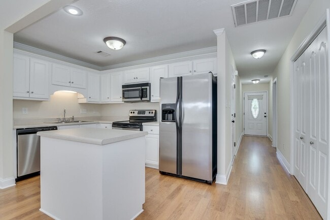Building Photo - 2 Bed 2 Bath Townhouse Minutes from Ft Gordon