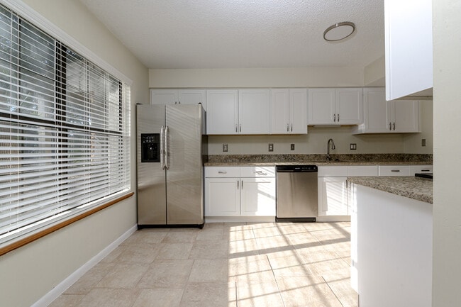 Building Photo - 5 Oakwood Park
