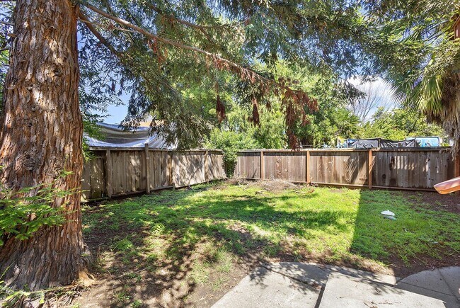 Building Photo - 1431 Linden St