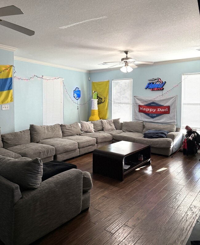 Building Photo - 1425 W Villa Maria Rd