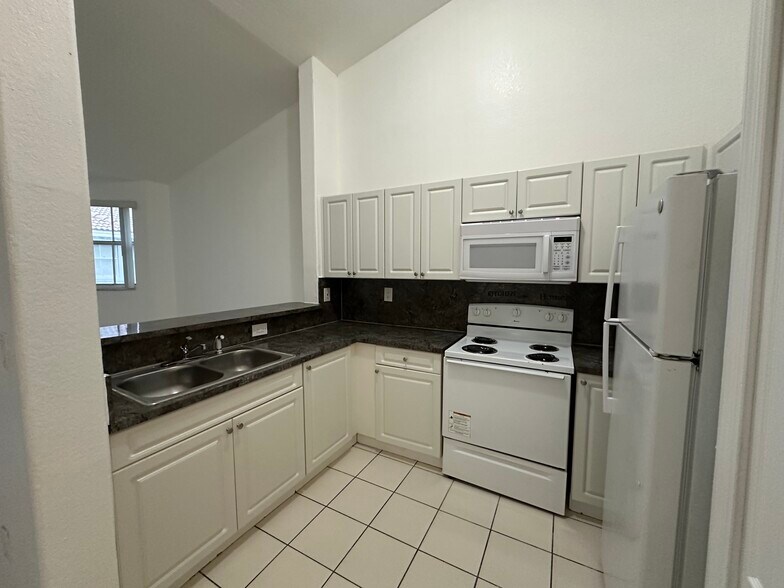 Building Photo - 1661 SE 29th Ct
