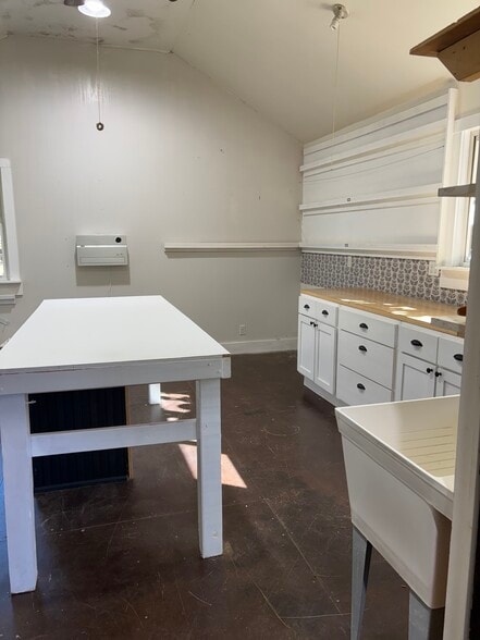 Studio - 127 Shelburne Rd