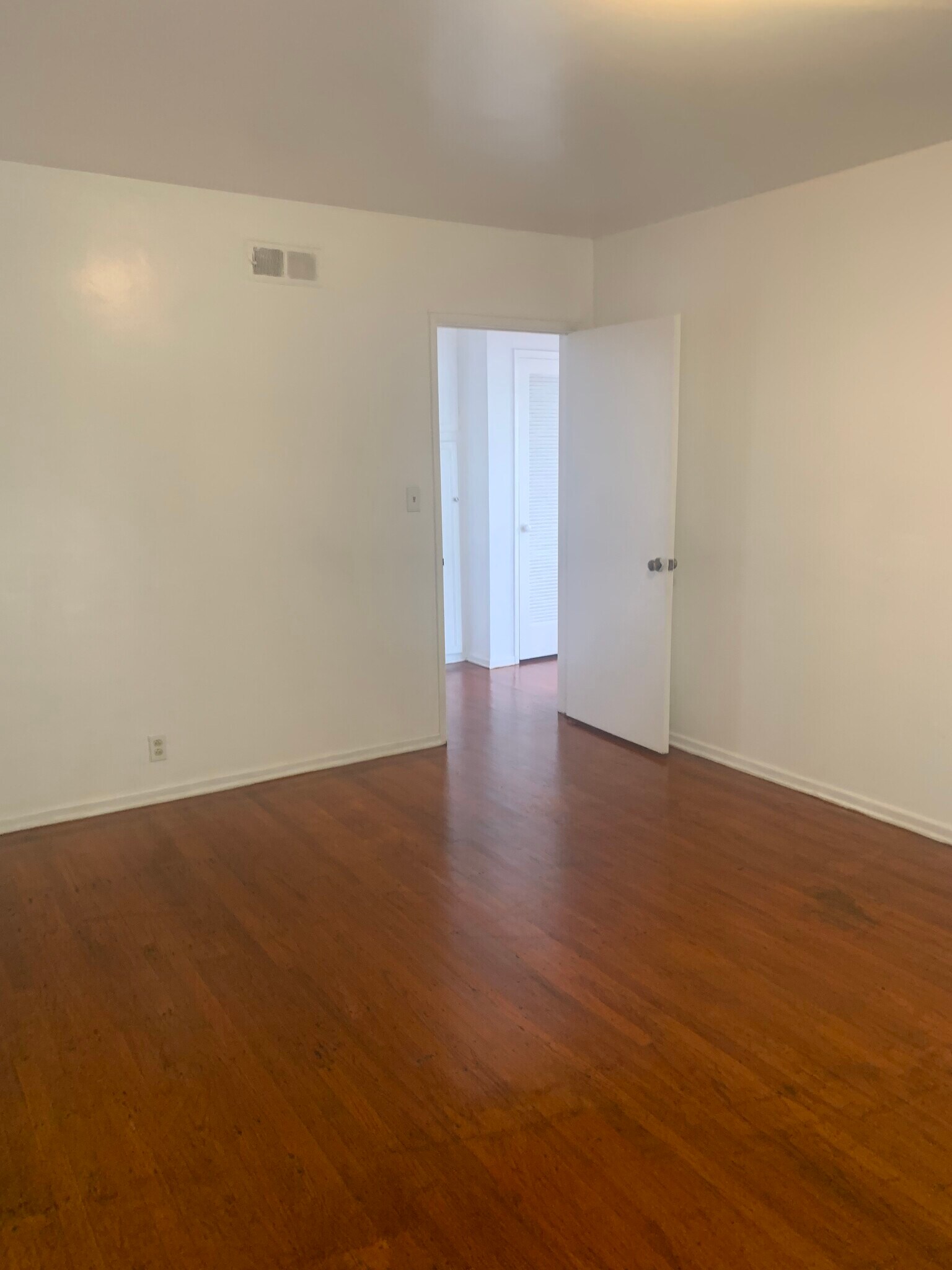 Building Photo - 144 S Bedford Dr